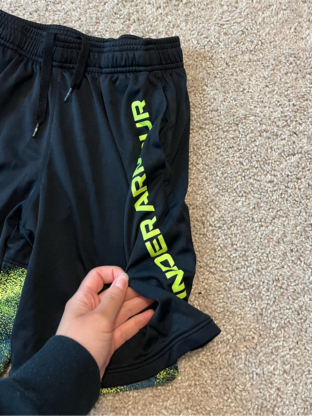 ◼️UNDER ARMOUR: Boy size M, black w/design logo athletic shorts, preowned◼️ - Picture 7 of 9